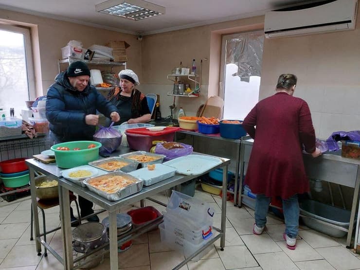 במטבח הקטן סבטלנה וחברותיה מכינות 600 מנות מדי יום