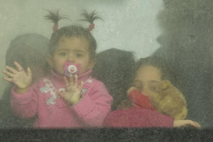 פליטים מאוקראינה שהגיעו למולדובה, ממשיכים באוטובוס לרומניה
