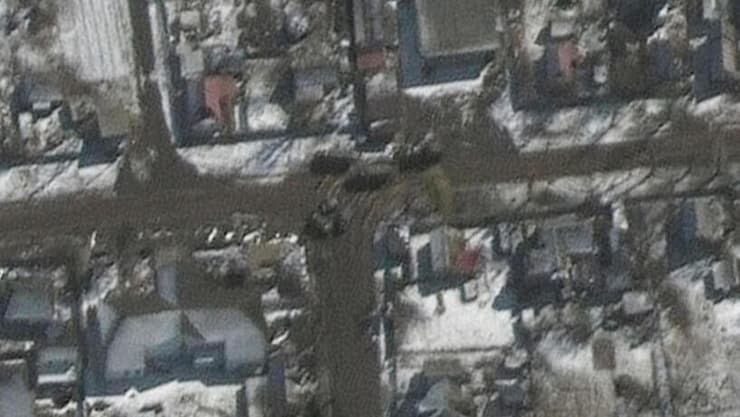 שיירת הצבא הרוסי הענקית התפצלה ליד שדה התעופה אנטונוב. רכבים מתמרנים בערים ועיירות
