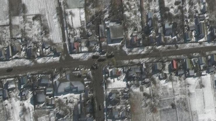 שיירת הצבא הרוסי הענקית התפצלה ליד שדה התעופה אנטונוב. רכבים מתמרנים בערים ועיירות