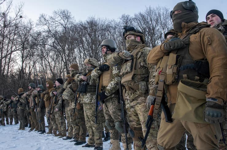 חיילים אוקראינים מתאמנים ליד חרקוב