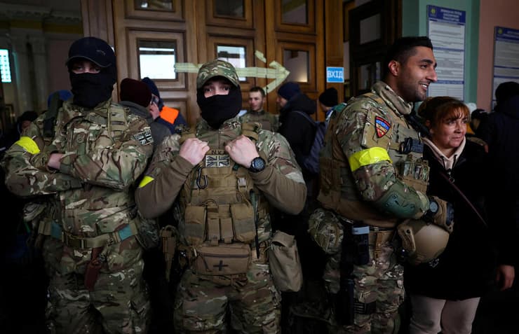 לוחמים מ בריטניה שהגיעו ל לבוב אוקראינה כדי להתנדב לצבא האוקראיני ב מלחמה נגד רוסיה 5 במרץ