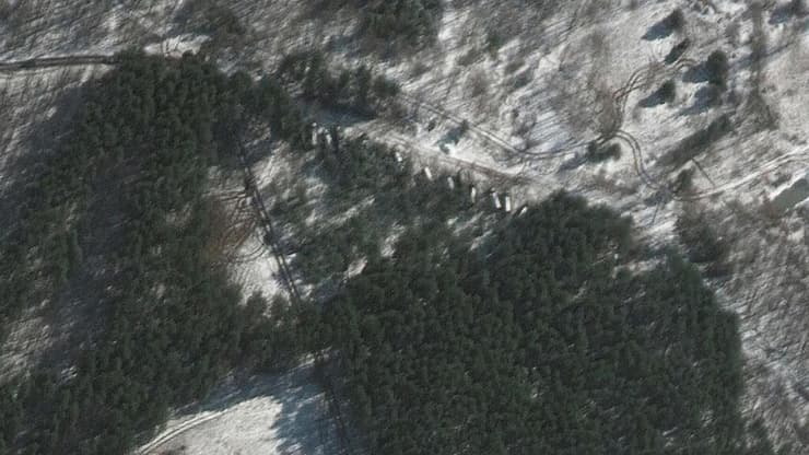 שיירת הצבא הרוסי הענקית התפצלה ליד שדה התעופה אנטונוב. רכבים צבאיים ביער