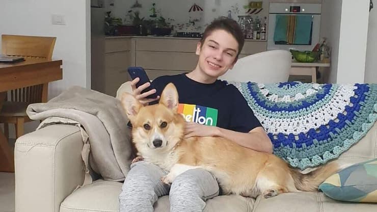 סאשה האוקראיני בסלון המשפחה עם הכלב שרלוק