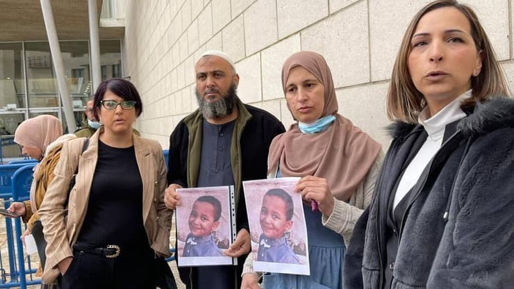בני משפחתו של עמאר חג'יראת מחוץ לבית המשפט