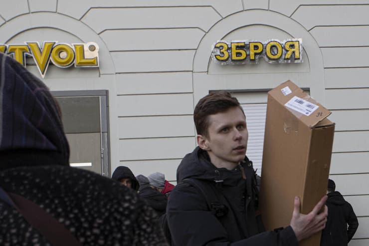 אוקראינים קונים כלי נשק בלבוב
