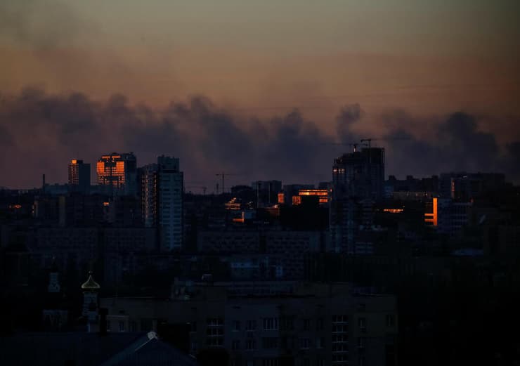 עשן הפגזות ליד קייב אוקראינה