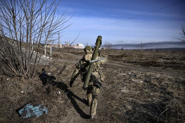 חיל אוקראיני  צועד אל עבר החזית בעיר אירפין משבר מלחמה רוסיה אוקראינה 