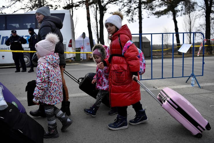 פליטים מאוקראינה בגבול רומניה