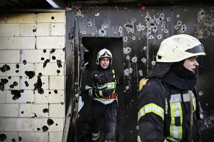 קייב כבאים מכבים שריפה בבנייין בעקבות הפצצה הפגזה משבר מלחמה רוסיה אוקראינה 