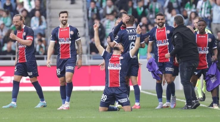 שחקני נוף הגליל חוגגים עם עבדאללה חליחאל (עמרי שטיין) שחקני נוף הגליל חוגגים עם עבדאללה חליחאל