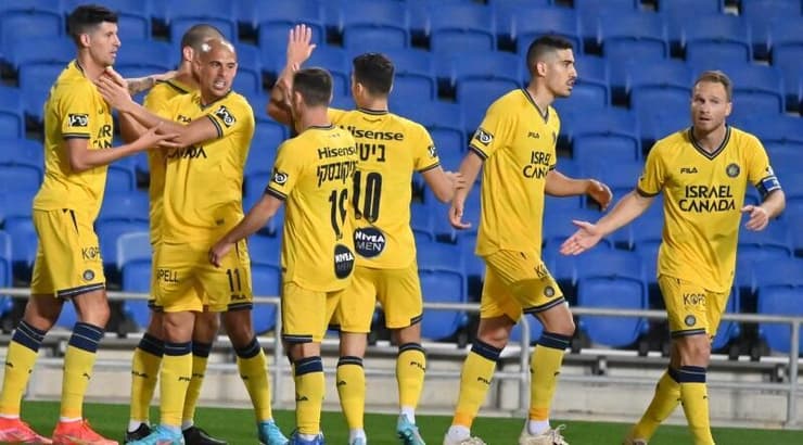 שחקני מכבי ת"א מברכים את פריצה (ראובן שוורץ) שחקני מכבי ת"א מברכים את פריצה