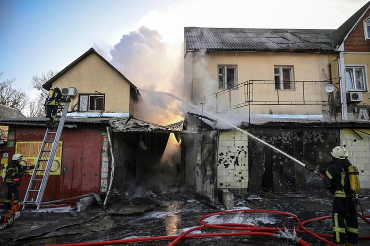 קייב כבאים מכבים שריפה בבנייין בעקבות הפצצה הפגזה משבר מלחמה רוסיה אוקראינה 
