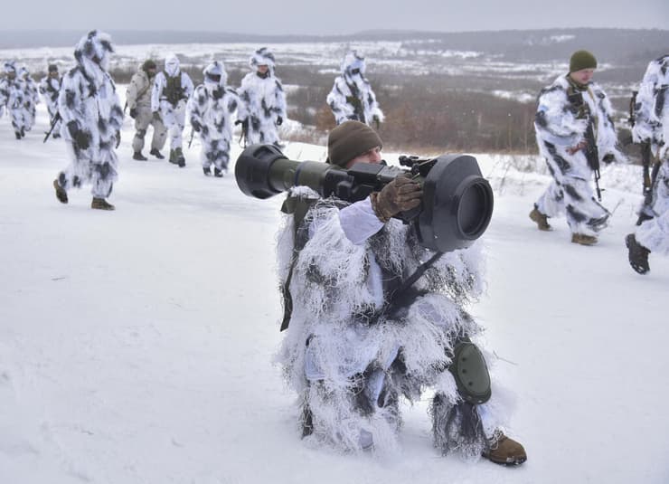 חיילים של צבא אוקראינה מתאמנים ב-28 בינואר עם משגר טילים נגד טנקים נ"ט ב בסיס יבוריב ב מערב המדינה בצל חשש מ מלחמה עם רוסיה