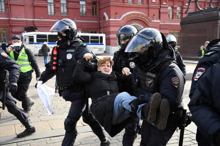 שוטרים במוסקבה עוצרים אישה שהפגינה נגד המלחמה באוקראינה