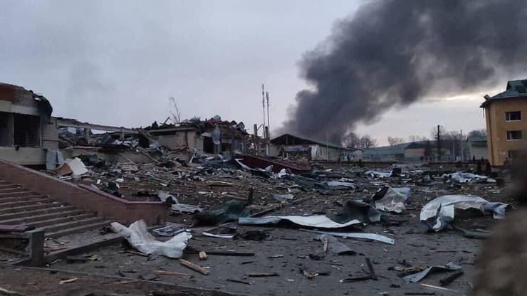 עשן עולה מ אזור בסיס צבאי יבוריב ב מערב אוקראינה ליד גבול פולין בעקבות מתקפת טילים של רוסיה