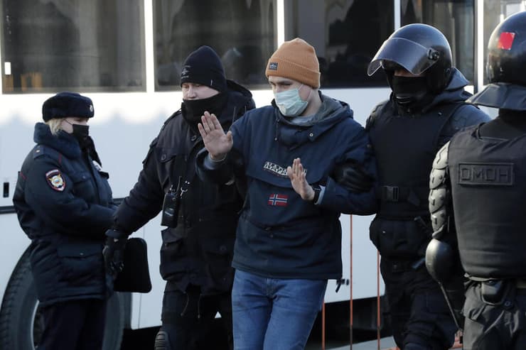שוטרים בסנט פטרסבורג עוצרים מפגינים שהפגינו נגד המלחמה באוקראינה