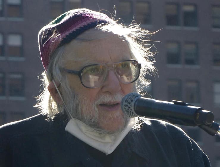 הרב ארתור ווסקאו נואם בהפגנה בפילדלפיה בבוקר שלאחר הבחירות לנשיאות ב-2020