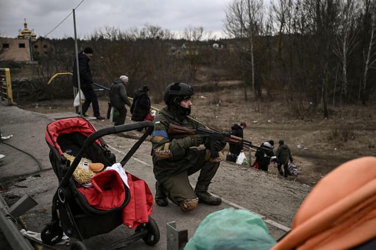 חיילים אוקראינים מלווים אזרחים ש נותרו בעיר אירפין