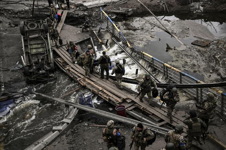 חיילים אוקראינים חוצים מעבר מאולתר גשר מאולתר ב אירפין 