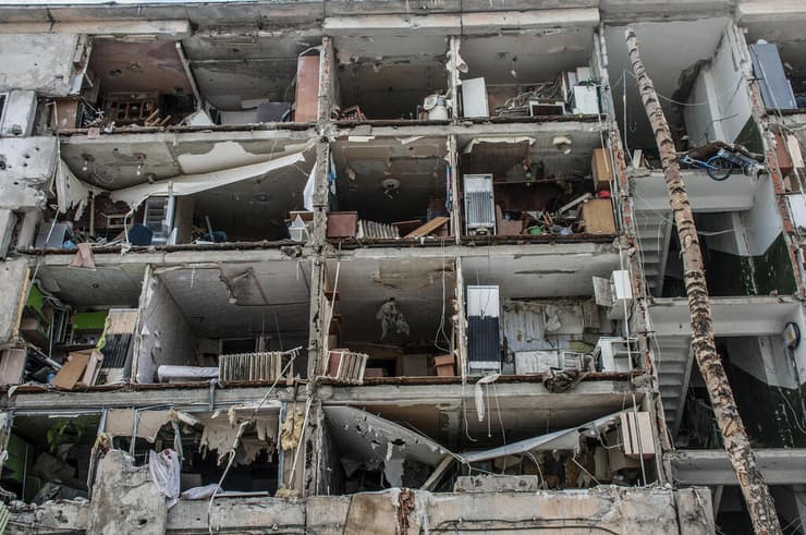 הריסות בניין מגורים רב קומות בחרקוב בעקבות הפצצה 