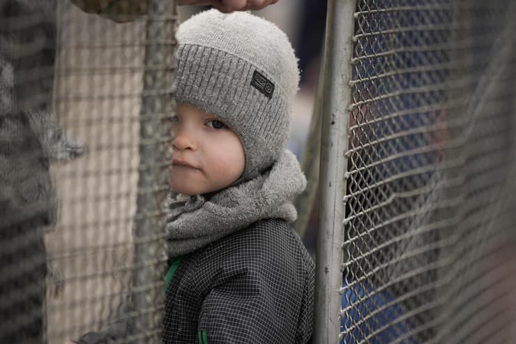 ילד אוקראיני בגבול סלובקיה