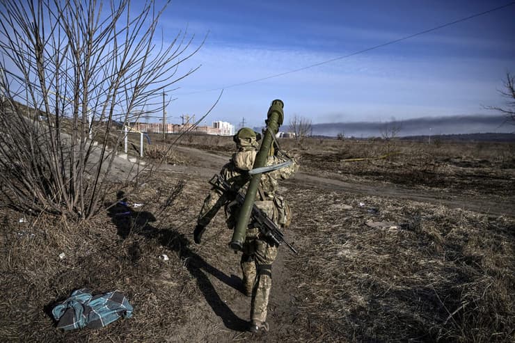 חייל אוקראיני מחזיק משגר טילי נ"ט באירפין
