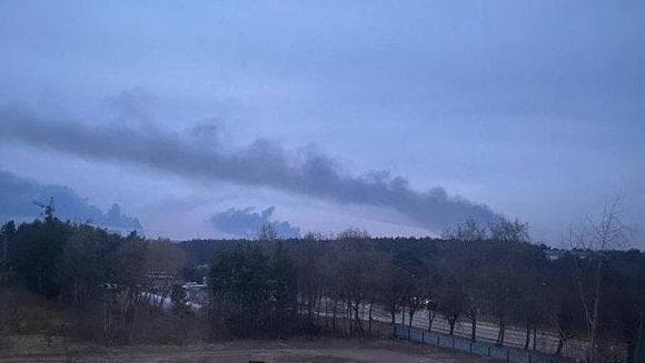 עשן עולה מ אזור בסיס צבאי יבוריב ב מערב אוקראינה ליד גבול פולין בעקבות מתקפת טילים של רוסיה