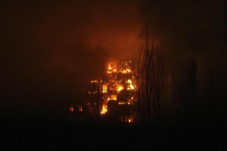 שריפה ב בניין דירות ב מריופול אוקראינה אחרי שהופגז הפגזה על ידי רוסיה מלחמה 11 במרץ