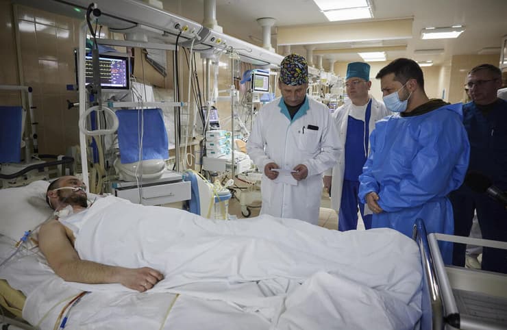 נשיא אוקראינה זלנסקי מבקר חיילים אוקראינים פצועים ב בית ה חולים משב מלחמה רוסיה אוקראינה 