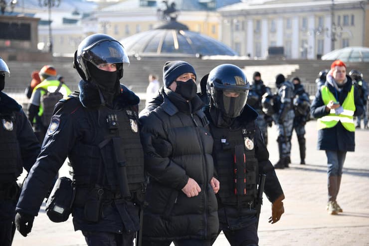 שוטרים במוסקבה עוצרים מפגינים שהפגינו נגד המלחמה באוקראינה