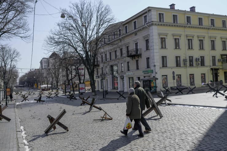 מכשול נגד טנקים מבזנטים בעיר אודסה משבר מלחמה רוסיה אוקראינה 