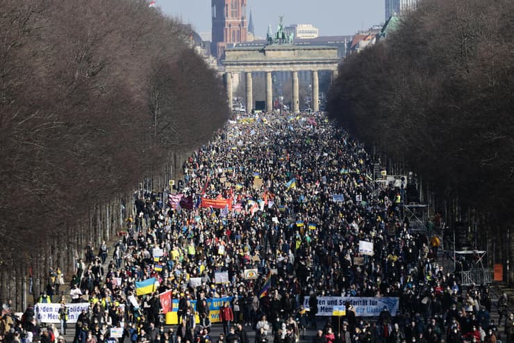 ברלין גרמניה שער ברנדנבורג הפגנה נגד פלישת רוסיה לאוקראינה משבר מלחמה רוסיה אוקראינה 