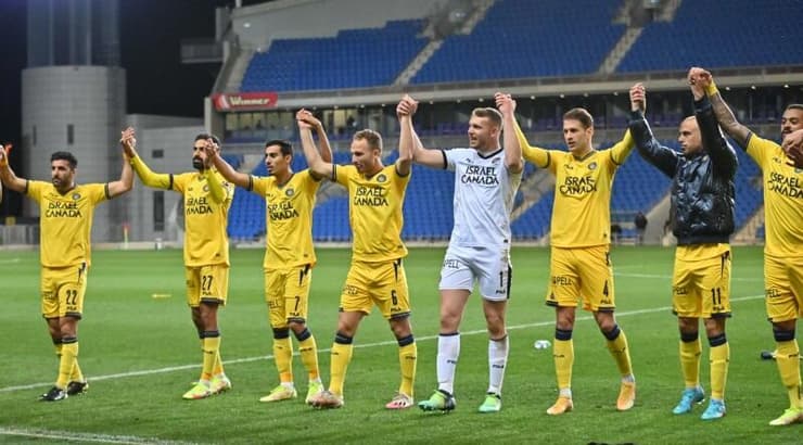 שחקני מכבי ת"א מודים לאוהדים בסיום