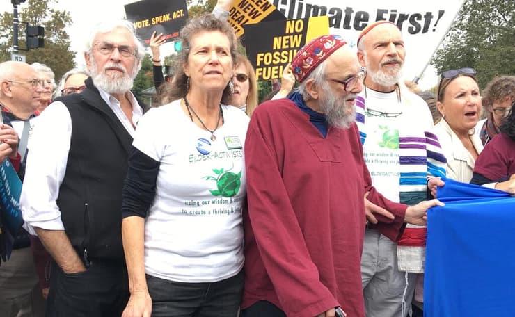 ווסקאו (באדום) בהפגנה בנושא משבר האקלים בפילדלפיה