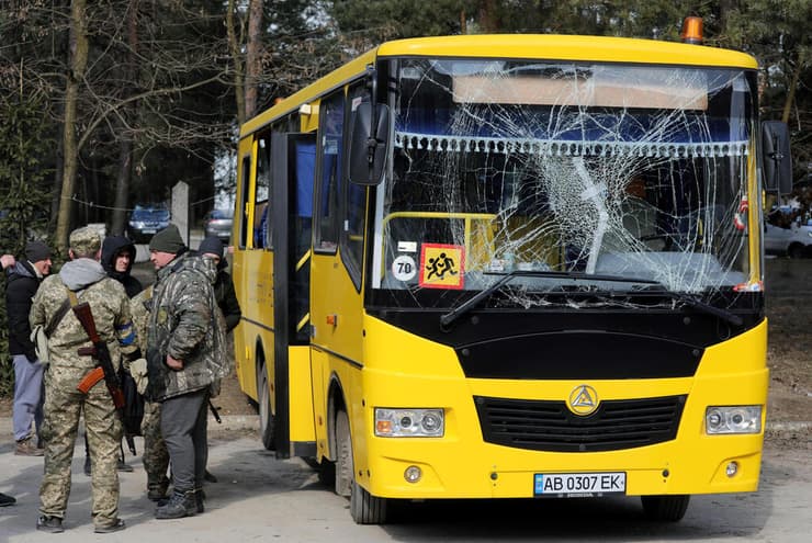 אוטובוס שנפגע מרסיסים באוקראינה