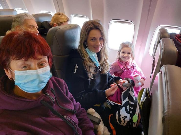 אמי ומריה מרקובה בטיסה