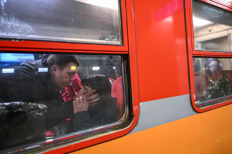 גבר נפרד מ אישה ש נמלטה מ ה מלחמה ב אוקראינה ב זמן ש הם מ חכים ל יציאת רכבת הומניטרית כדי להעביר פליטים ל ברלין משבר מלחמה רוסיה אוקראינה 