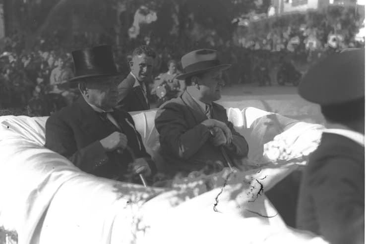 ראש העיר מאיר דיזנגוף (משמאל) וכובע הצילינדר לראשו, העדלאידע בתל אביב, 1935