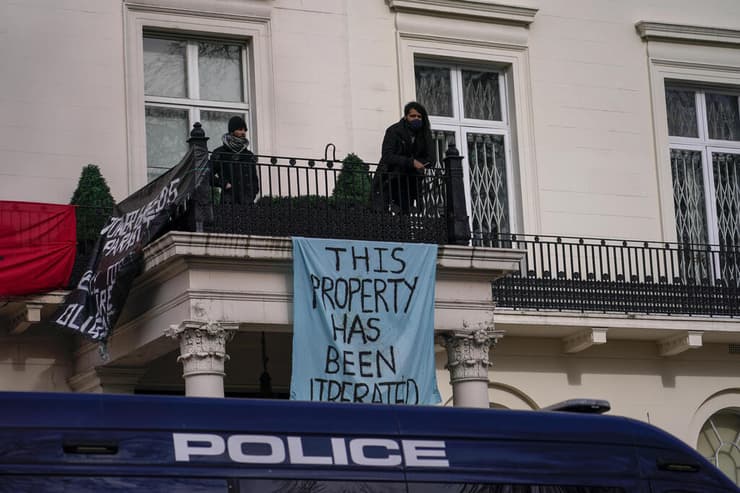 בריטניה לונדון פעילי מחאה כבשו אחוזת אוליגרך אולג דרפסקה מלחמת אוקראינה רוסיהל בניין שנפגע מהפגזות בקייב