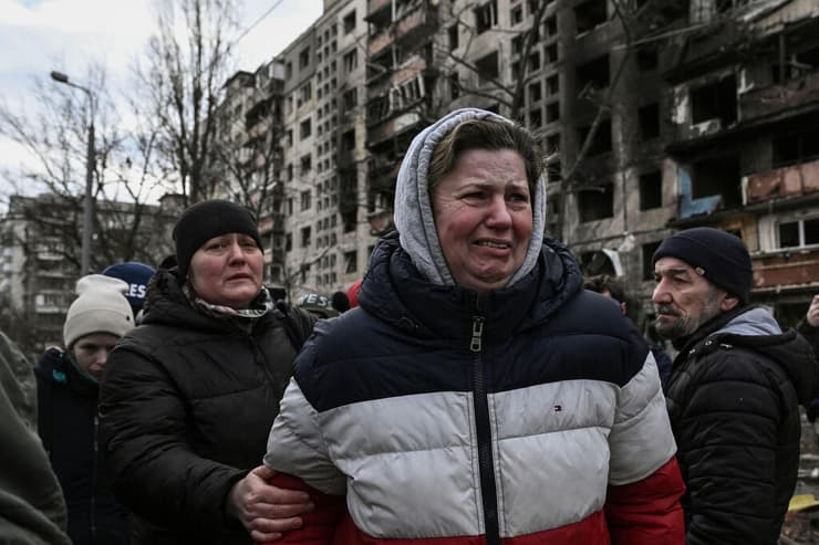 תושבים מחוץ לבניין מגורים שהותקף ברובע אובלון ב קייב אוקראינה