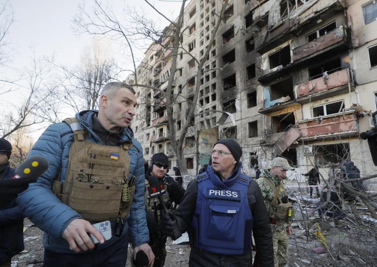 ראש העיר של קייב ויטלי קליצ'קו  מתראיין מול בניין מגורים הרוס משבר מלחמה רוסיה אוקראינה 