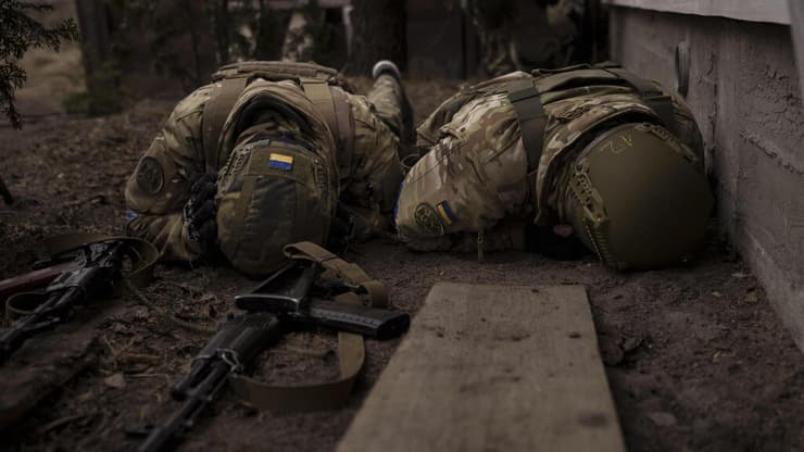 חיילים בצבא אוקראינה מתגוננים לאחר הפגזה בפאתי קייב
