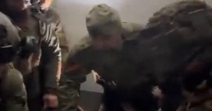 רמזאן קדירוב מנהיג צ'צ'ניה לכאורה ב אוקראינה ליד קייב עם החיילים ב מלחמה