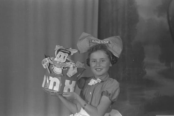 ילדה שהתחפשה לדמות מהפרסומות לסבון הכלים הפופולרי "אמה", 1951