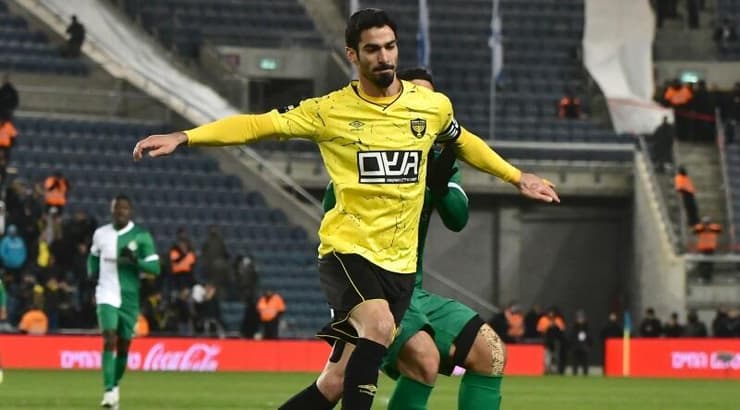 אופיר קריאף עם הכדור