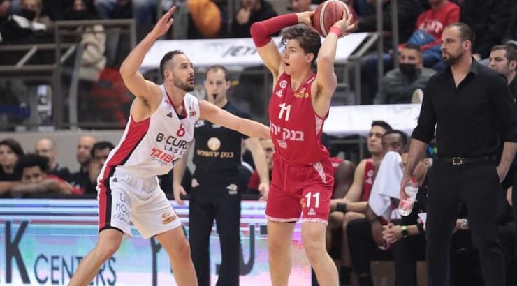 אדם אריאל עם הכדור