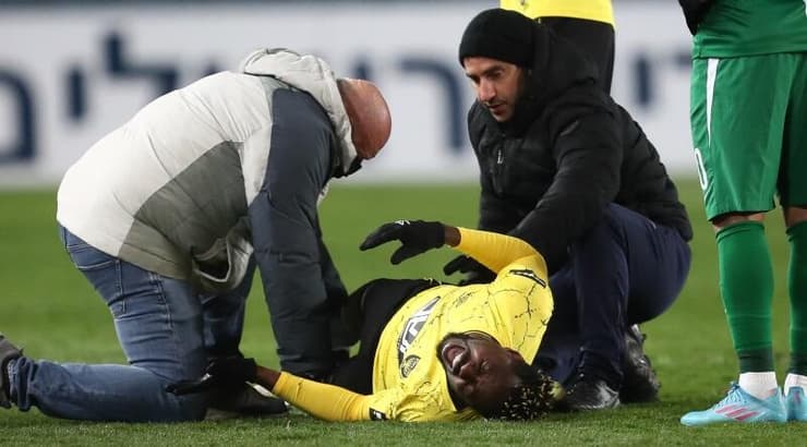 ריצ'מונד בואצ'י פצוע על הדשא