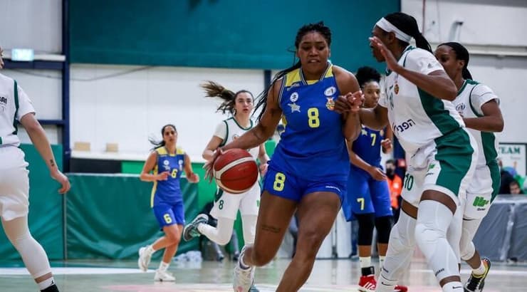 ויקטוריה ויויאנס עם הכדור (באדיבות מנהלת ליגת העל סל נשים) ויקטוריה ויויאנס עם הכדור