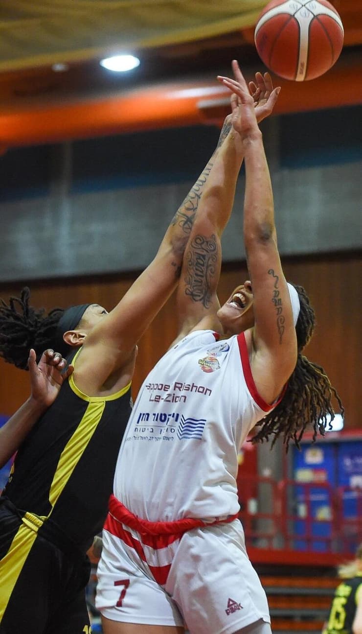 ג'ני סימס עם הכדור (באדיבות מנהלת ליגת העל סל נשים) ג'ני סימס עם הכדור